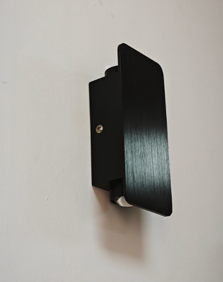 Minimalist LED Wall Light with Warm Glow – Modern Energy-Saving Indoor Sconce for Living Rooms