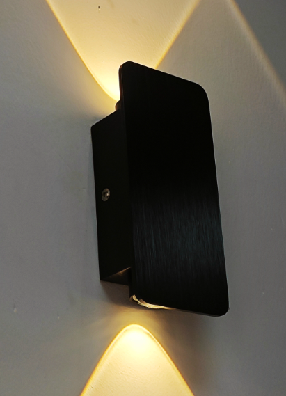 Minimalist LED Wall Light with Warm Glow – Modern Energy-Saving Indoor Sconce for Living Rooms